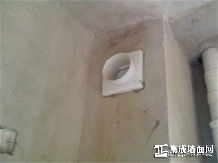 一般开发商交房的时候在风道口会安装止逆阀,气只能由卫生间流到