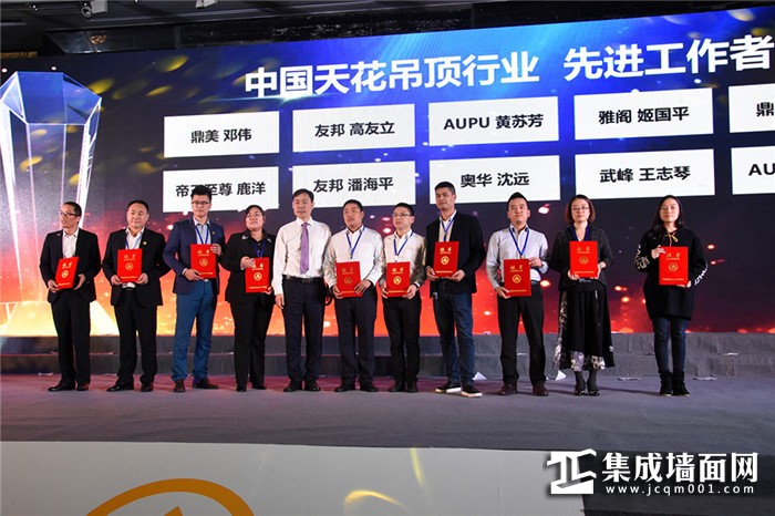 鼎美营销部长邓伟、柳叶茂双双获得“2016年度先进工作者”称号