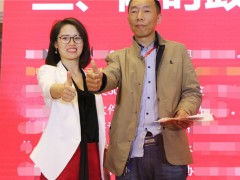 集成墙面网苏拉与签约经销商合影