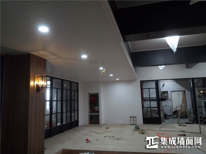 15天让仓库变咖啡厅，就选金粉世家全屋整装集成墙面