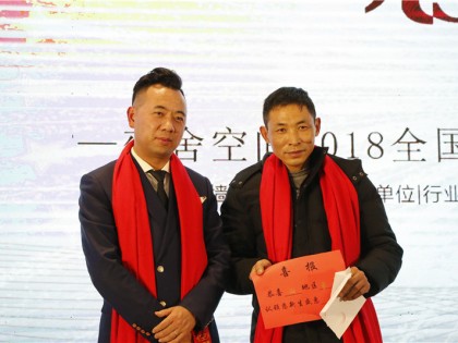 下单的经销商上台与郑总合影
