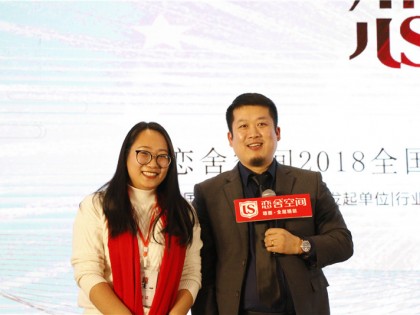 优秀经销商上台与苌总合影