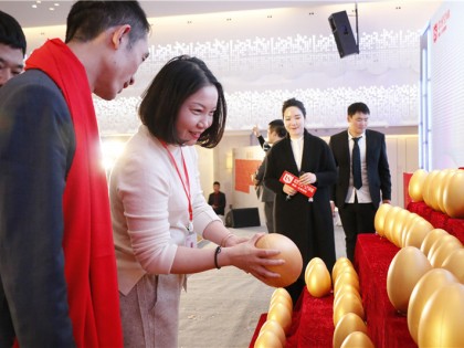 下单的客户参与现场砸金蛋活动