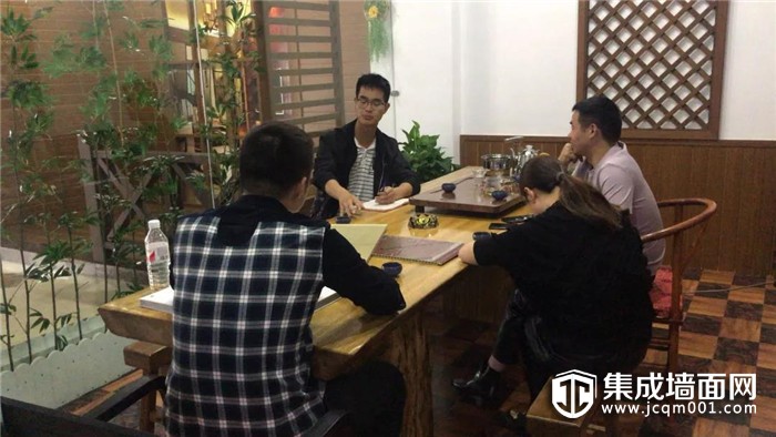 艾莱特业务经理郑新辉与段峻给门店销售人员进行产品培训