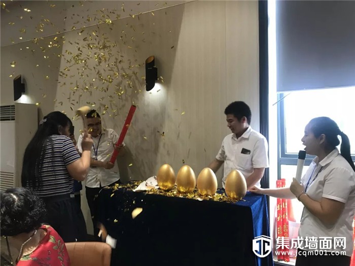 联合帮扶 海创顶墙桐乡专卖店升级及转型圆满完成！