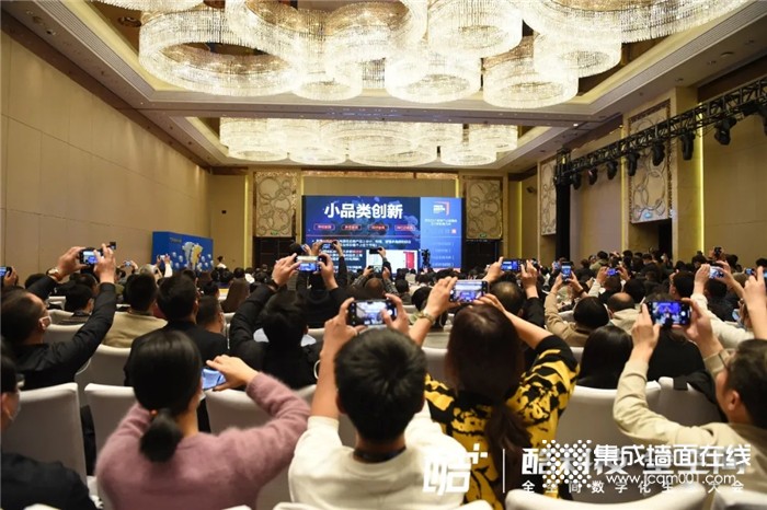 实力加冕！恭喜奥华荣获“家居创新营销先锋品牌”称号！