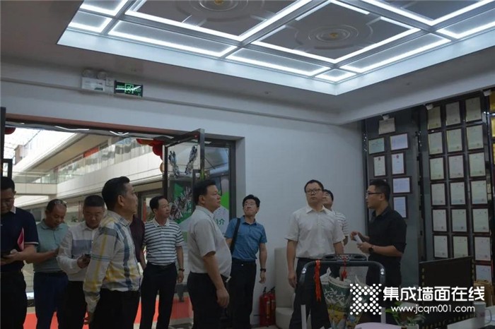 热烈欢迎平远县委县政府领导莅临菲梵顶墙智装展厅参观指导！